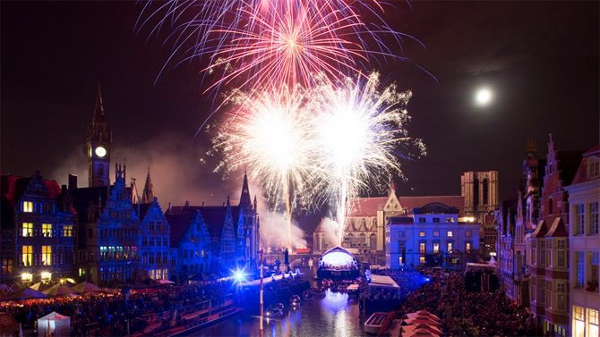 Wonderful view from the balcony #odegandbynight #gent #visitgent #fireworks <a href="/visitgent/">visit gent</a> <a href="/gentfestival/">Gent Festival</a>