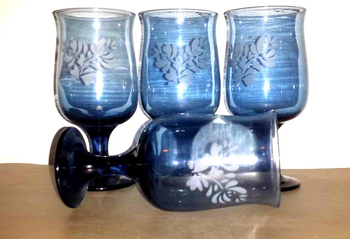 JunkYardBlonde's tweet photo. Pfaltzgraff Yorktowne Blue Etched Goblets https://t.co/Np8LCkqJCg #gotvintage #pfaltzgraff #yorktowne #bluegoblets https://t.co/Gh5jw31XDQ