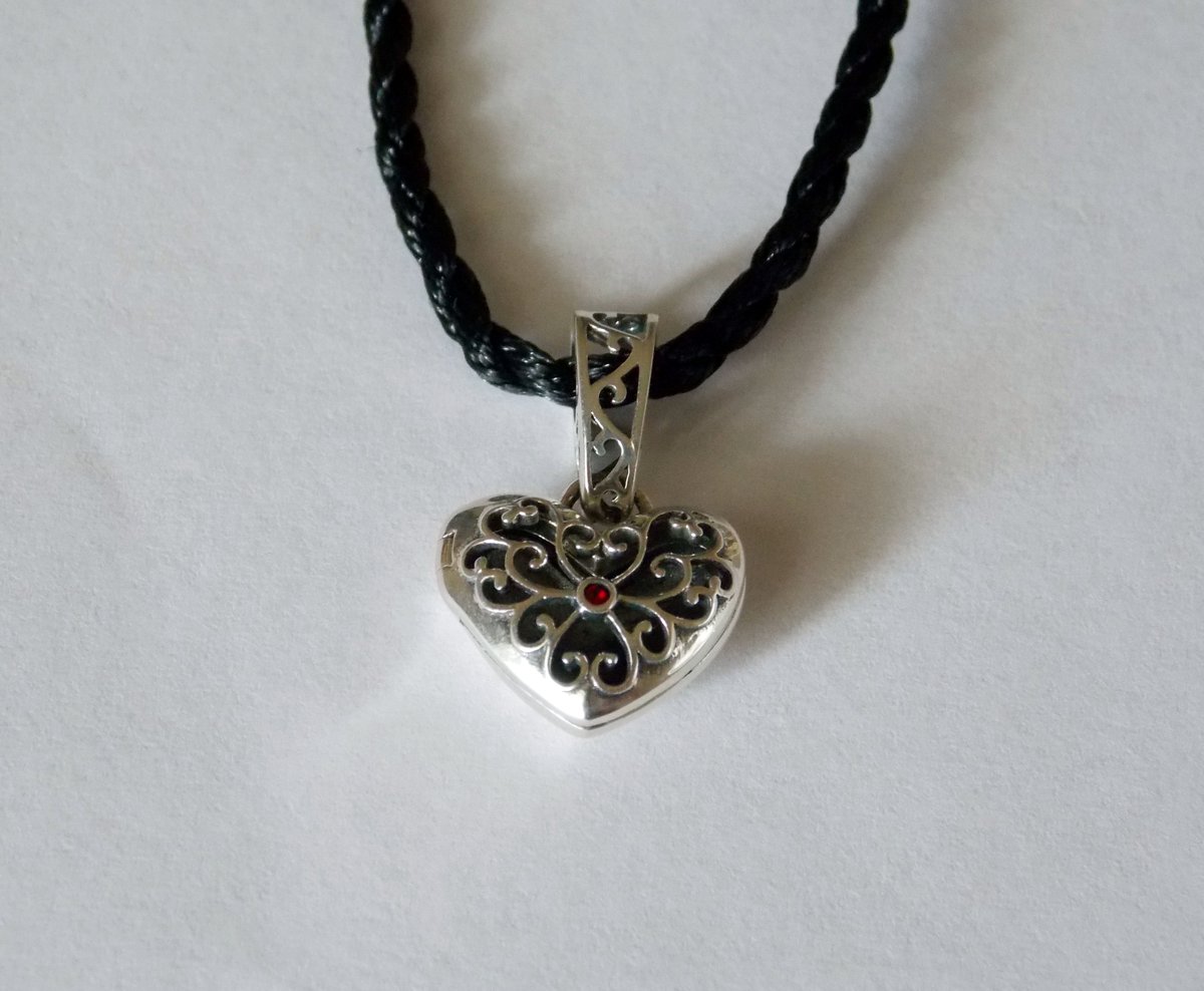StarseedEssence's tweet photo. Discounts on surgical steel #diffusers in my store &amp; free shipping on all Sterling Silver! https://t.co/jrrz550Dc7 https://t.co/u8gkhbBN3P