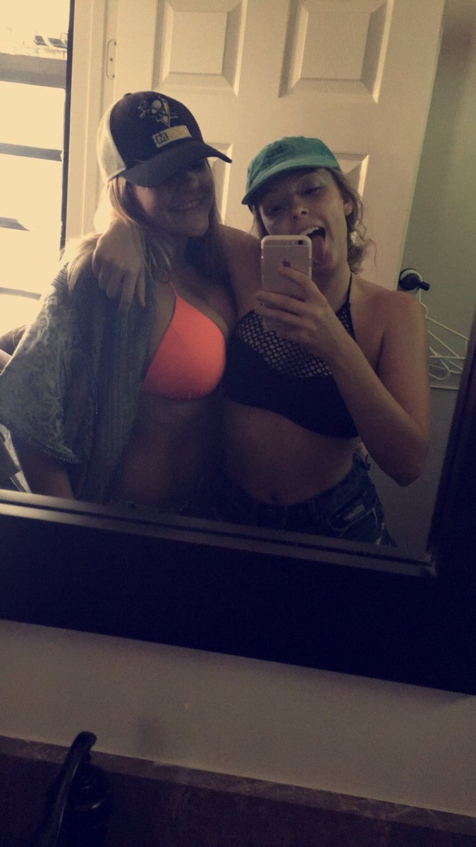 eemchale's tweet photo. happy bday betch 💜u https://t.co/ksKkjfnIPh