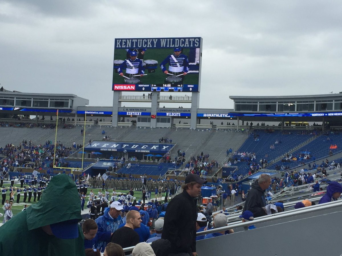 CoachAJEpps's tweet photo. I would say the fans are making a statement today! https://t.co/2a1ugnJagM