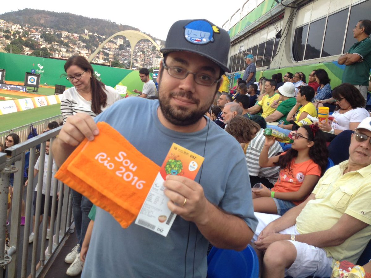TargetRadio2016's tweet photo. E o nosso último brinde foi pro @danielwcastro e vai assistir amanhã a cerimônia de encerramento! #TARGETradio2016 https://t.co/LCNOAUkTv2