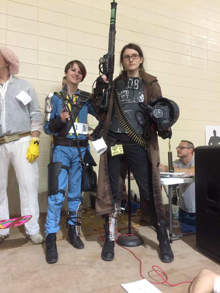 zevnarunh's tweet photo. Krysta and I won the group cosplay contest 😎 #geekgathering @krysta_da_boss @GeekGatheringCC https://t.co/6LfBBOD6jZ