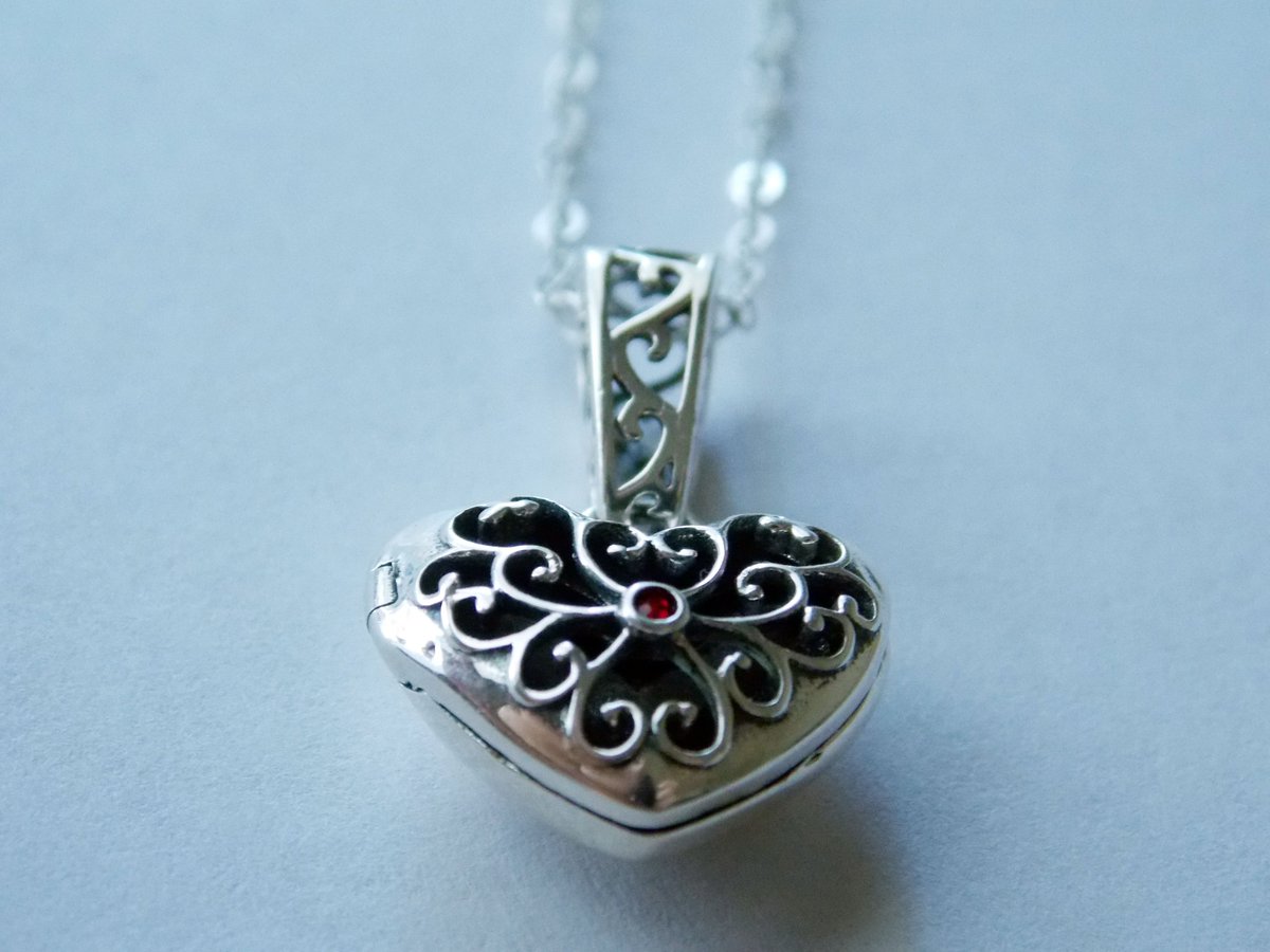 StarseedEssence's tweet photo. #SterlingSilver #essentialoilnecklace Free shipping from my Etsy store https://t.co/jrrz550Dc7 https://t.co/V4kV9ZkmwM