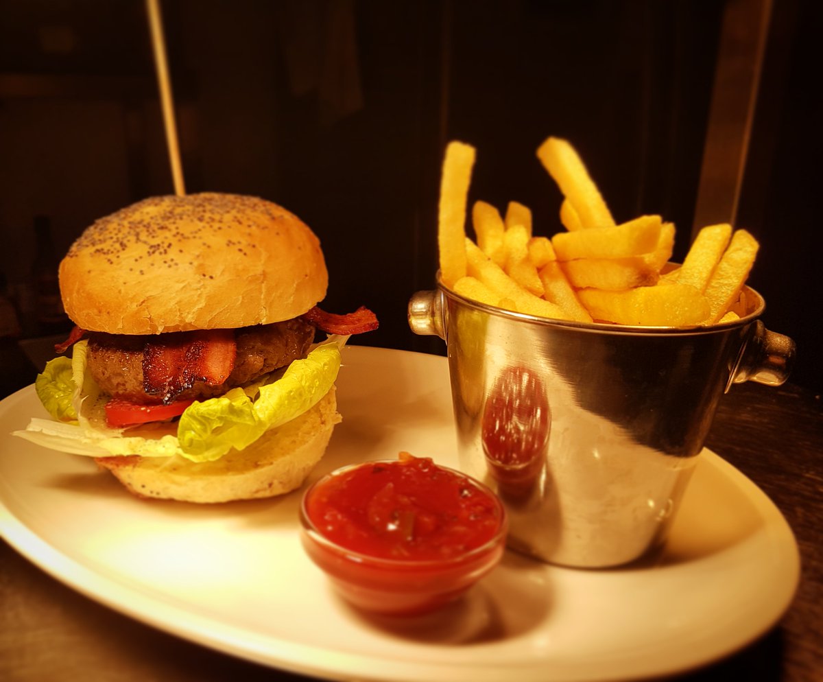 BathLodgeCastle's tweet photo. Chef Zoe's 6oz sirloin chopped steak burger topped with crispy panchetta in a homemade seeded bap! @BathLodgeCastle https://t.co/SY55wRG2KJ