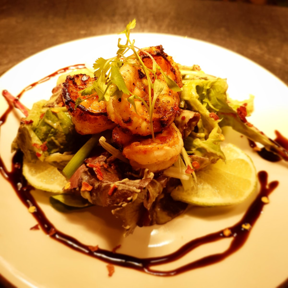 BathLodgeCastle's tweet photo. Chef Zoe's Chilli &amp; lime marinaded king prawns ontop an avocado infused salad.@BathLodgeCastle https://t.co/xtnnjMwj0Z