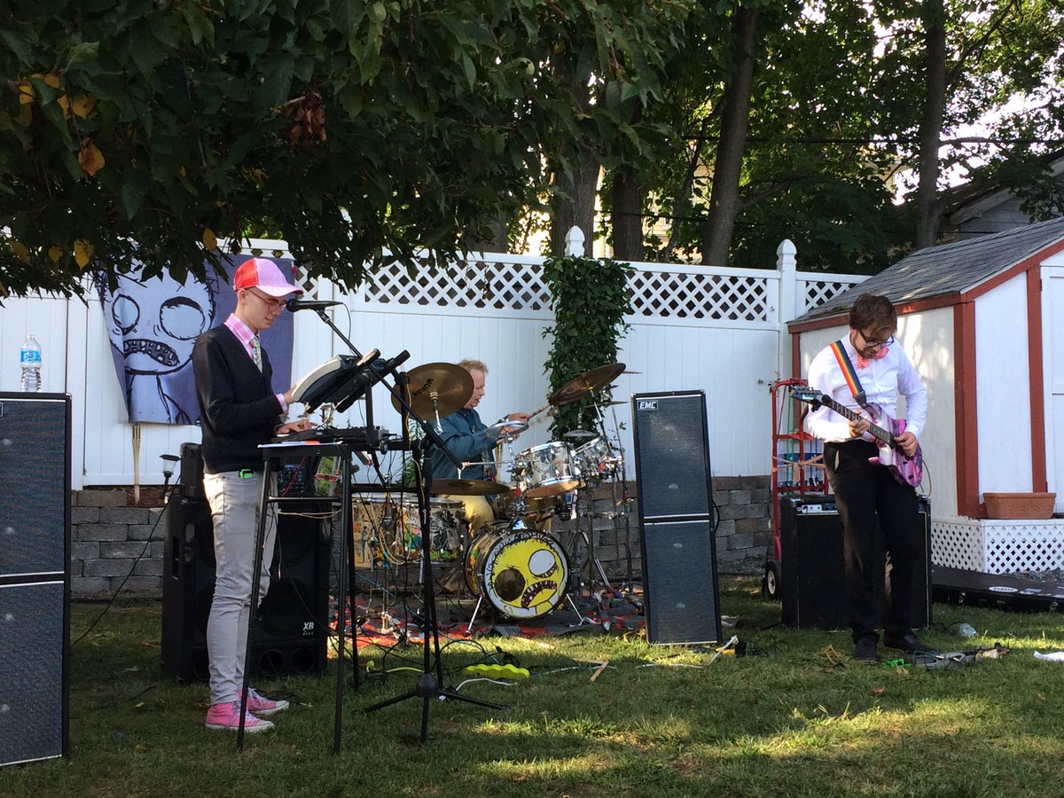 Live from my neighbors back yard <a href="/ROSporchfest/">RoslindalePorchFest</a> fun power pop band <a href="/Zanois/">Zanois</a>