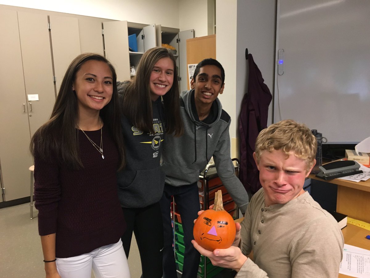 IhsSiff's tweet photo. 1ST MEETING MONDAY (9/19)! Join us right after school in the LRC2 room (behind office, ask front desk for help)👫💙 https://t.co/VMCeZs4rgE