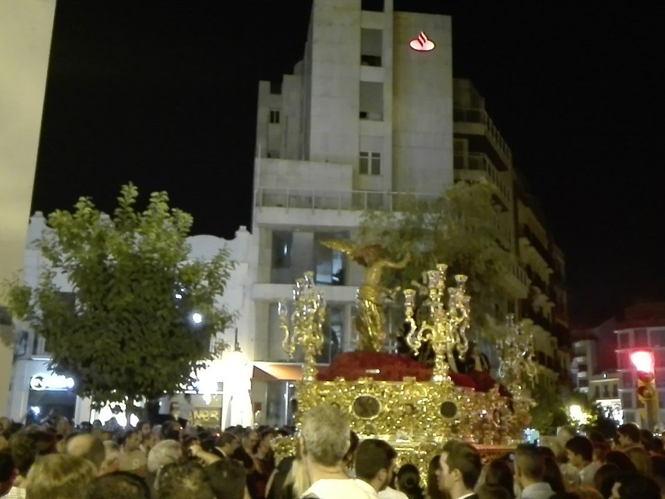 📷 #MagnaHuelva2016 Últimos metros para el misterio de la <a href="/HdOracionHuelva/">Archicofradía de Vera+Cruz y Oración en el Huerto</a> antes de llegar a la Concepción