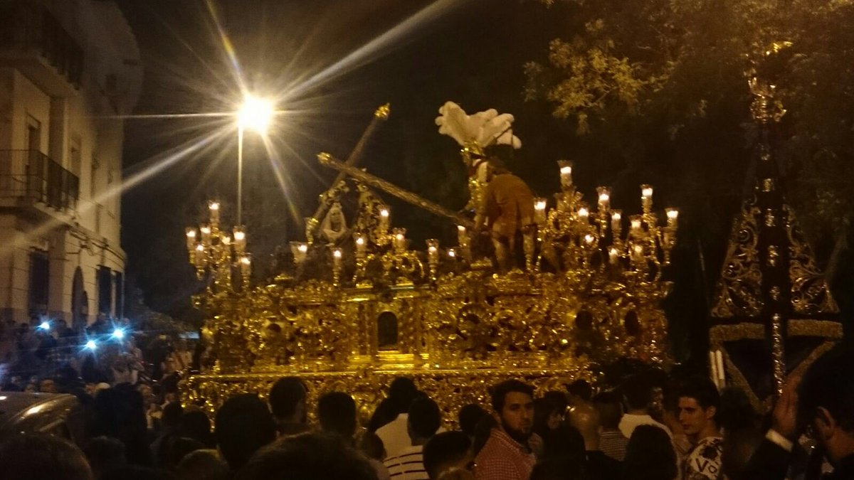 Suena Noches de Lunes Santo tras el Señor de las Penas... #SuenaCigarreras #MagnaHuelva2016