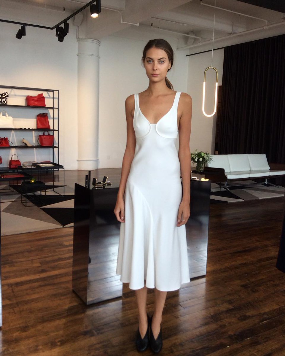 VictoriaBFrance's tweet photo. Victoria Beckham Spring/Summer 2017. 👗 #VictoriaBeckham #VBSS17 https://t.co/TPIKOUoXHV
