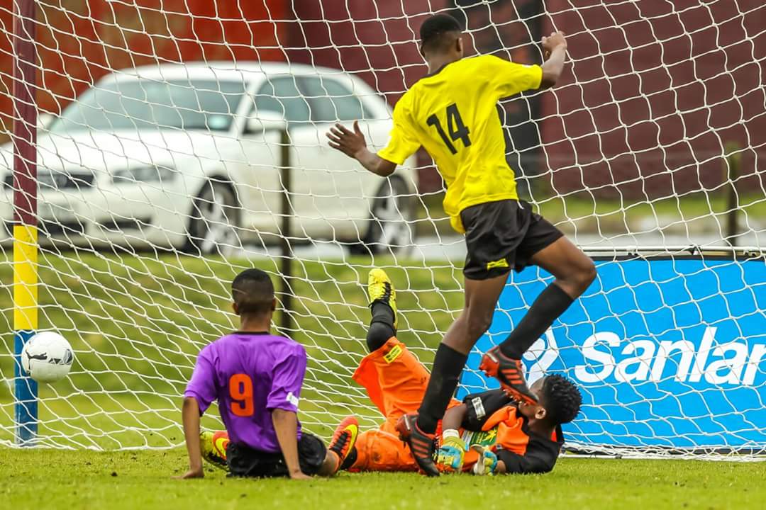 SAFA_Schools's tweet photo. #kmsc2016 Some action from Western Cape Provincial Finals - 17 Sept 2016. https://t.co/UfSq5jdBgT