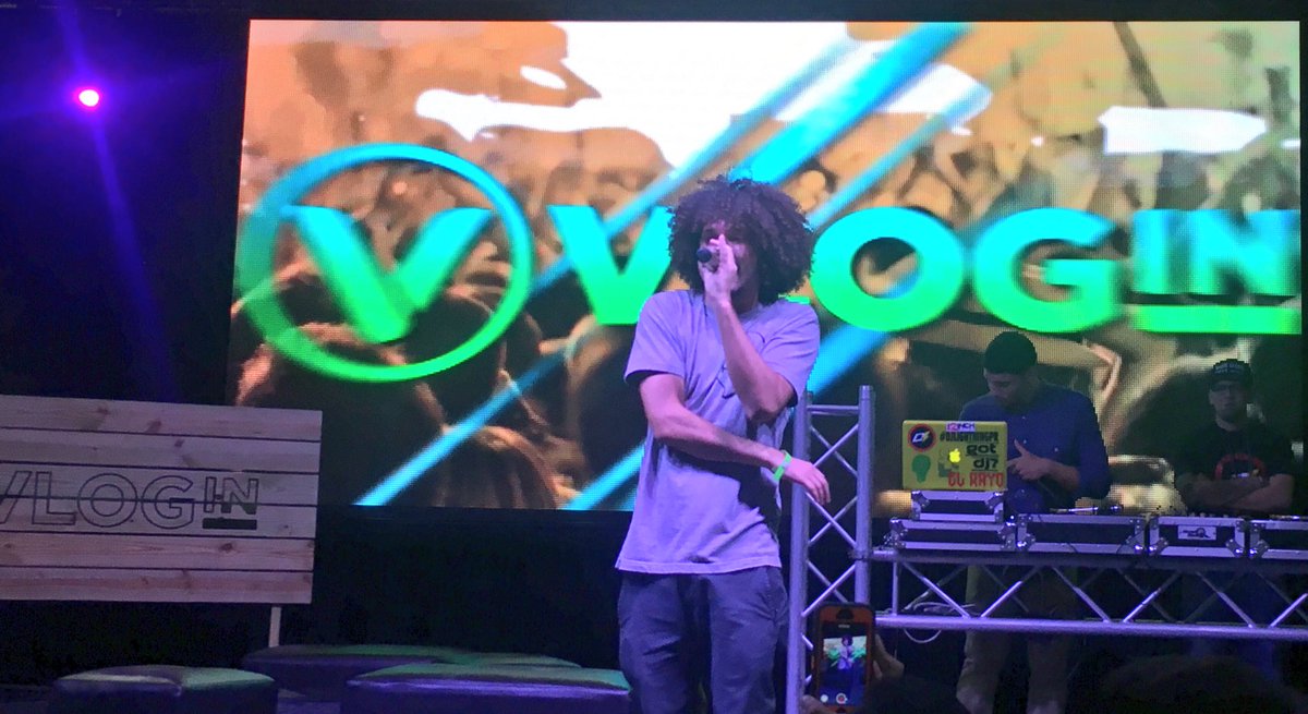 joelys's tweet photo. @pjsinsuela cantando en el #vloginfest #sinsuela https://t.co/9TgsWeY2Uh