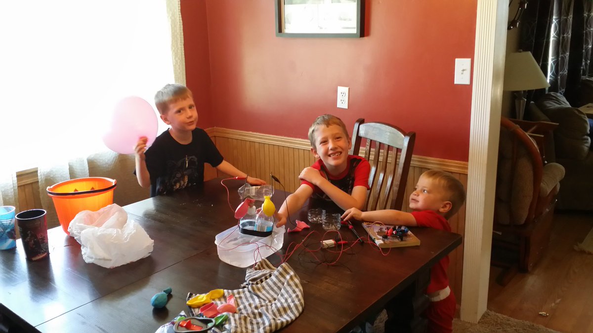 maluberian's tweet photo. #experiment #futurestem experiment 2... #whilemomsaway H20 + electricity=2H + O https://t.co/7P9H6711vN
