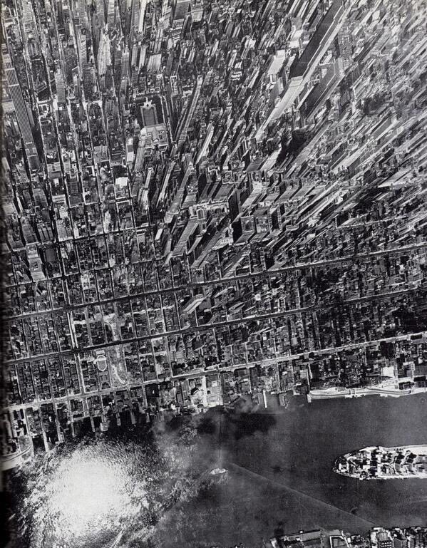 Lixabier's tweet photo. Andreas Feininger: vista Vertical en Manhattan, Nueva York, 1944. Soberbia, verdad? https://t.co/AX5iV64bMa