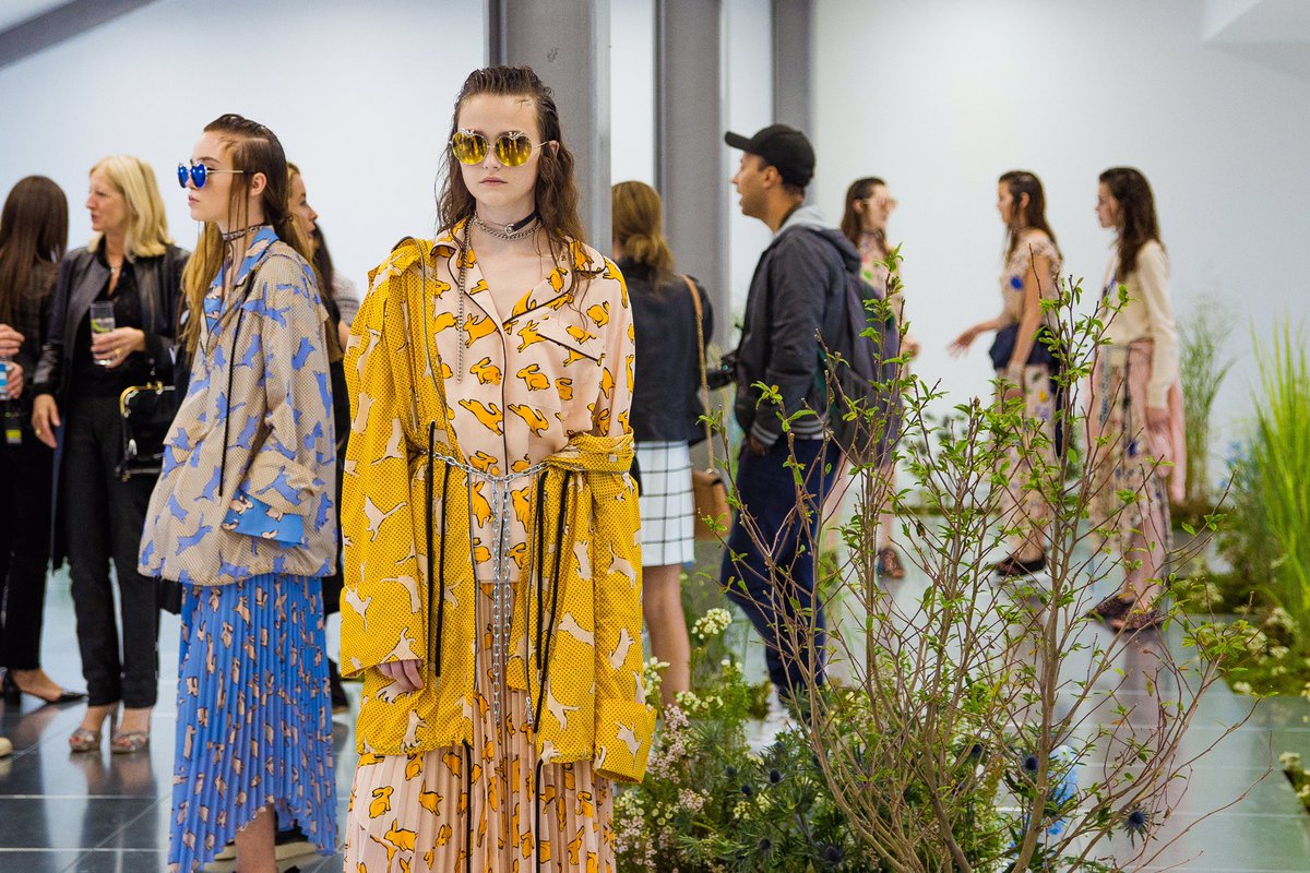 EllenOffredy's tweet photo. 2/2 @markuslupfer #SS17 #MLSS17 #LFWSS17 #LFW
📸 © Ellen Offredy https://t.co/M6Oe1YsgFk