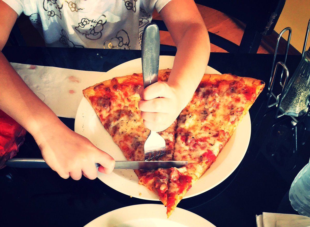 ussauce's tweet photo. Zzaaaa #ussauce #eathot #hotsauce #pizza #lilfoodie #foodie #pizzaaddict #hellokitty #thankyou https://t.co/ZdMhJLCuba