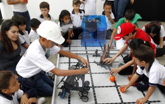 elcolombiano's tweet image. Estudiantes de Medellín se destacaron en concurso de robótica en México bit.ly/2cXwFlu