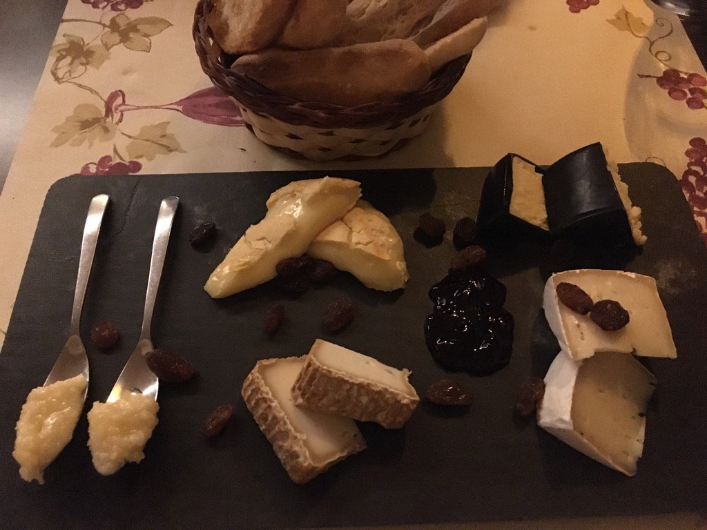 Degustacion de quesos 🔝 en <a href="/macabeubar/">MacaBeu Palamós</a> #puff #trufado #irlandesalwhisky #reblochon #tapi ✌🏻️