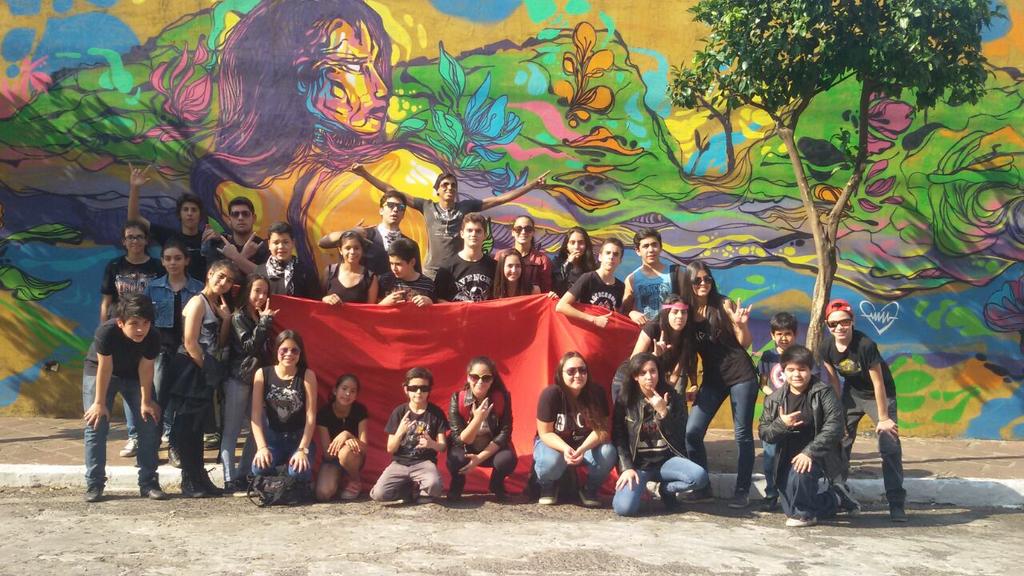 OLISA2016's tweet photo. Desafío foto con un graffiti de Asunción!!! #olisa2016 #rockeros https://t.co/dWqrQCqSGv