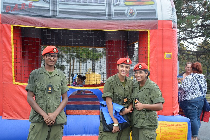 PeelPolice's tweet photo. Thanks to the C.O.P.S. Cadets who were a big help at the 12 Division Fun Day Event #BigSmiles #GreatAttitudes https://t.co/VO1jK4rdS5