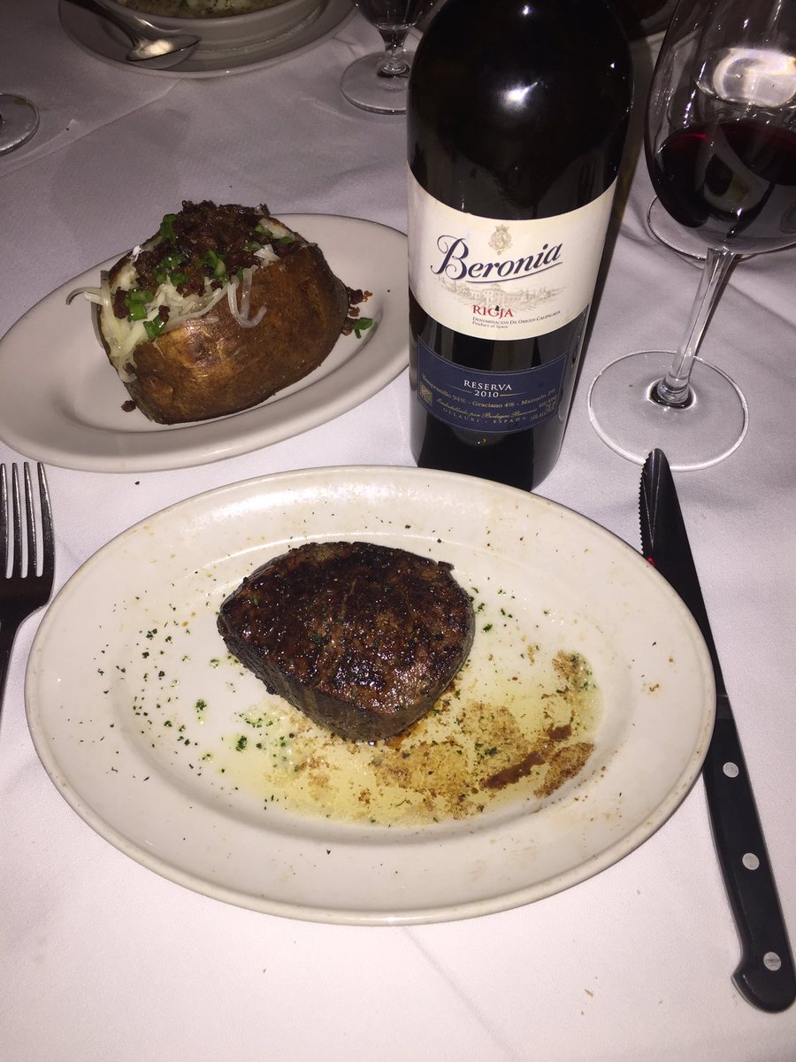 aramburu_'s tweet photo. Gran cena!!!! @PappasBros @BodegasBeronia @RiojaWine_ES @riojawine_mx #Houston #foodlover  #winelover https://t.co/dfDycy6IH3