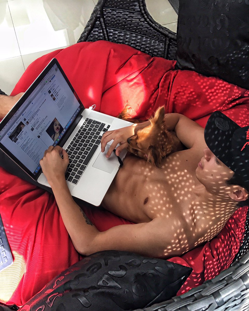 mariobautista_'s tweet photo. Así las leo los sábados por la mañana mis niñas ❤️ https://t.co/40fx1DpJNC