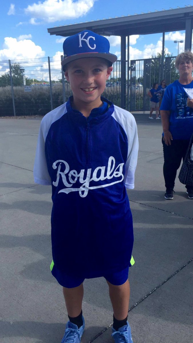 Royals's tweet photo. .@RexHudler1 surprised fans at the gates by handing out today's BP Pullover giveaway 👍 https://t.co/lDws3sIdkq