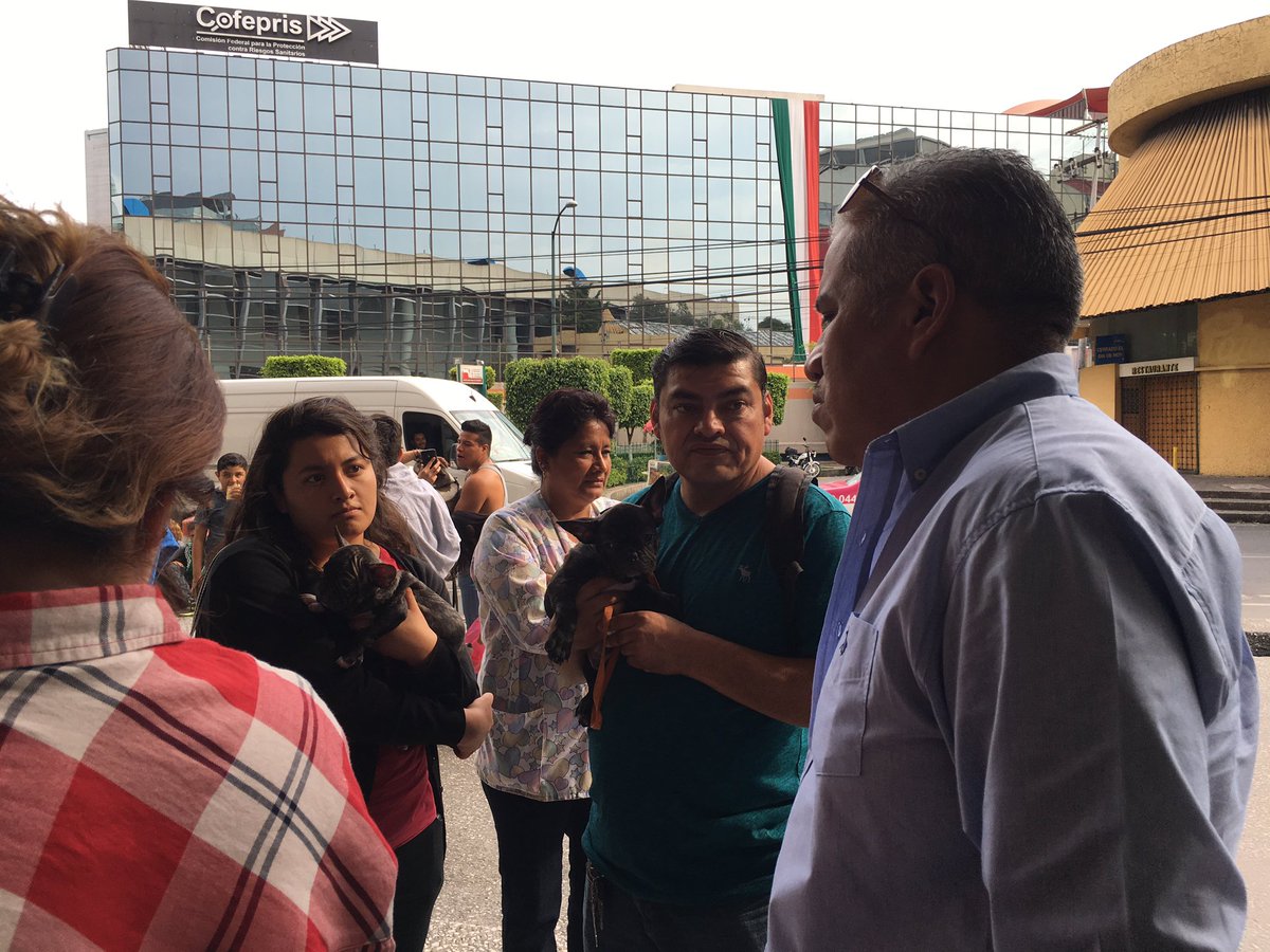 barbiegi's tweet image. Venta de cachorros a la salida de #ExpoCan #WTC #CDMX llega la patrulla y solo se cambian de salida