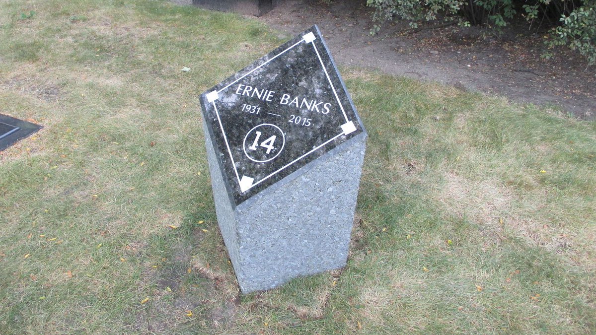zesty_mlb's tweet photo. #ErnieBanks Rests In Peace At Graceland Cemetery, #JustHalf A Mile From Wrigley https://t.co/js5IJpvwGl https://t.co/i6R7mn3gVI