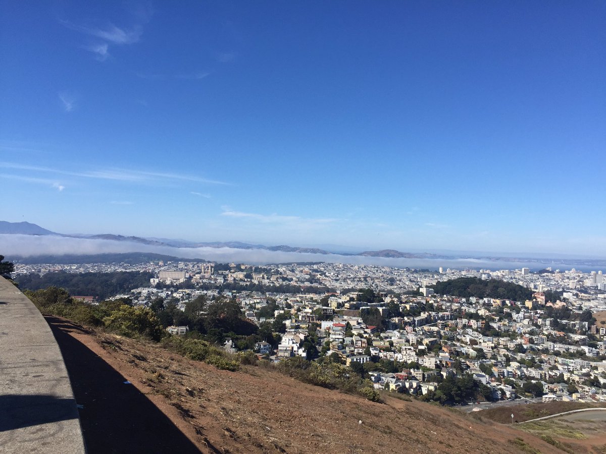 salvford's tweet photo. @KarlTheFog creeping in over the bay on a glorious day in SF https://t.co/WwXIavkvJ6