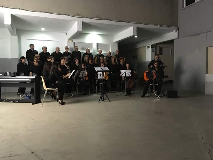 PPBenetusser's tweet photo. Disfrutando de la actuación conjunta de la Coral Mare de Déu dels Socors y el Grup de Danses Hawwara #Benetússer https://t.co/wUnACikJl8