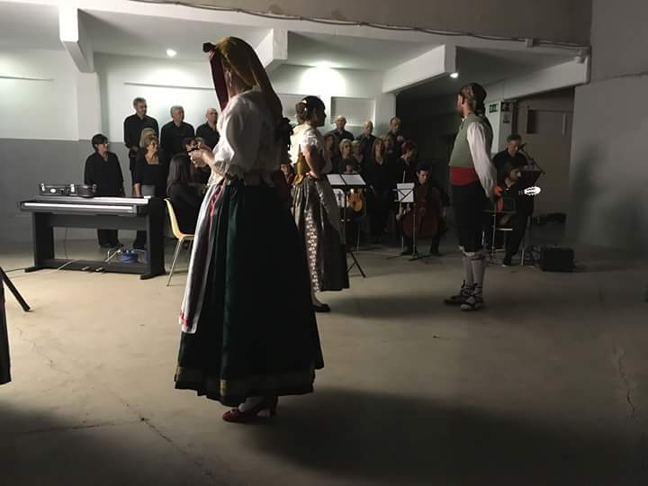 PPBenetusser's tweet photo. Disfrutando de la actuación conjunta de la Coral Mare de Déu dels Socors y el Grup de Danses Hawwara #Benetússer https://t.co/wUnACikJl8