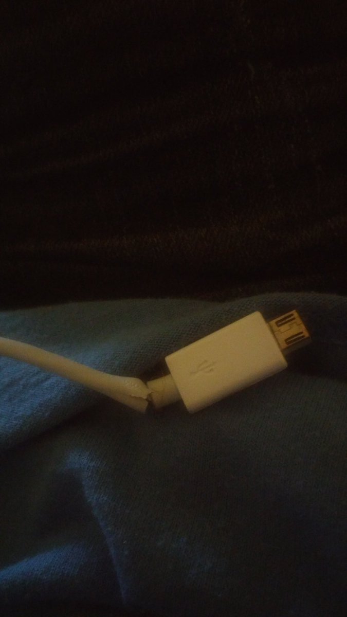 Liltae1's tweet image. What happened here? #PhoneIssues #DonationsWelcome