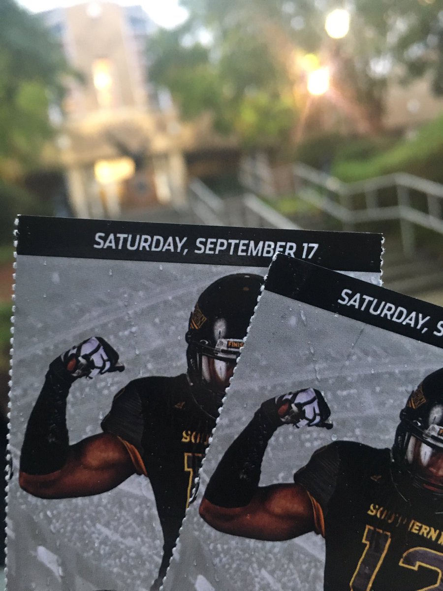 LiciBev's tweet photo. Here at the stadium for #USMvsTroy but it's in a lightning delay. :( https://t.co/qzg4oDmVul