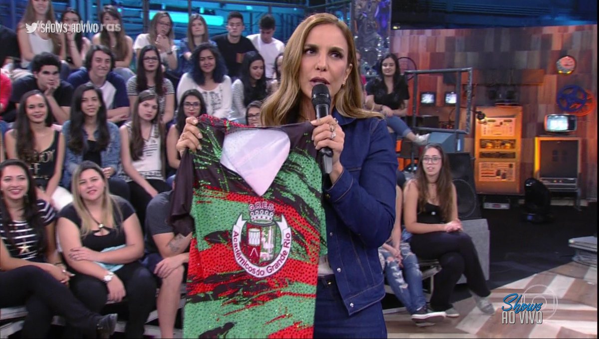 leandr04bud's tweet photo. A GRANDE RIO VAI DAR UM BANHO DE AXÉ 💚❤️ #AltasHoras https://t.co/AD7DJd9v9P