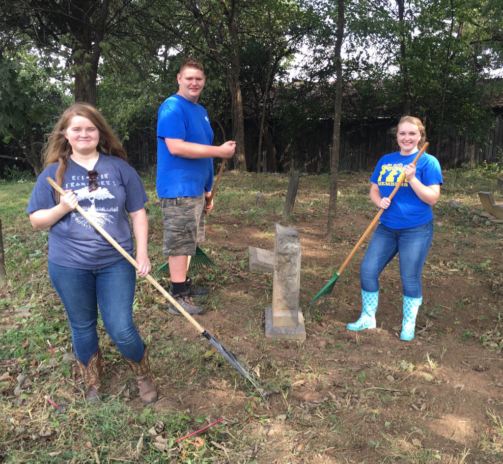 tim_thornberry's tweet photo. FFA and community service go together. Thanks to WHHS FFA for their ongoing work on Wild Turkey cemetery. #whhsffa https://t.co/MoKvzev718