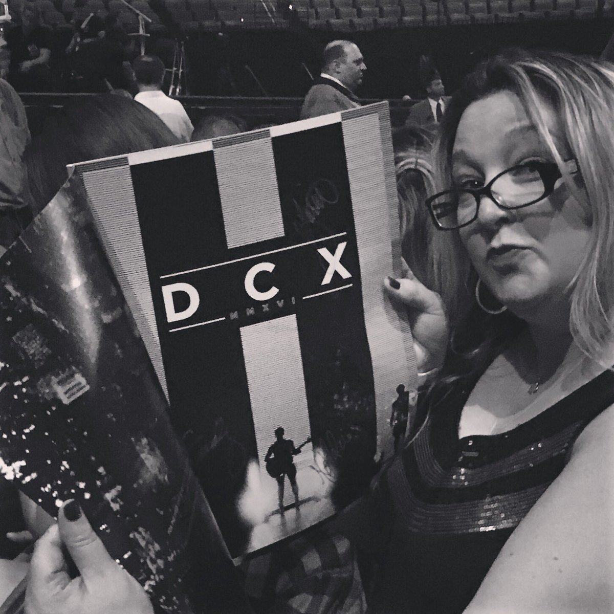 thepurlingp's tweet photo. #DCXBuffalo #dcxgotsigned @dixiechicks https://t.co/HBcHl3Q7nc