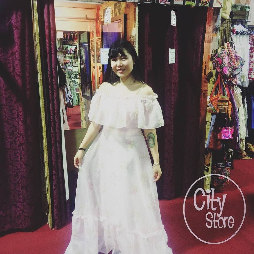 Last week we had the lovely Isabella buy this sweet 70's prairie dress 😍 
We have two rails of gorgeous 70's dresse…