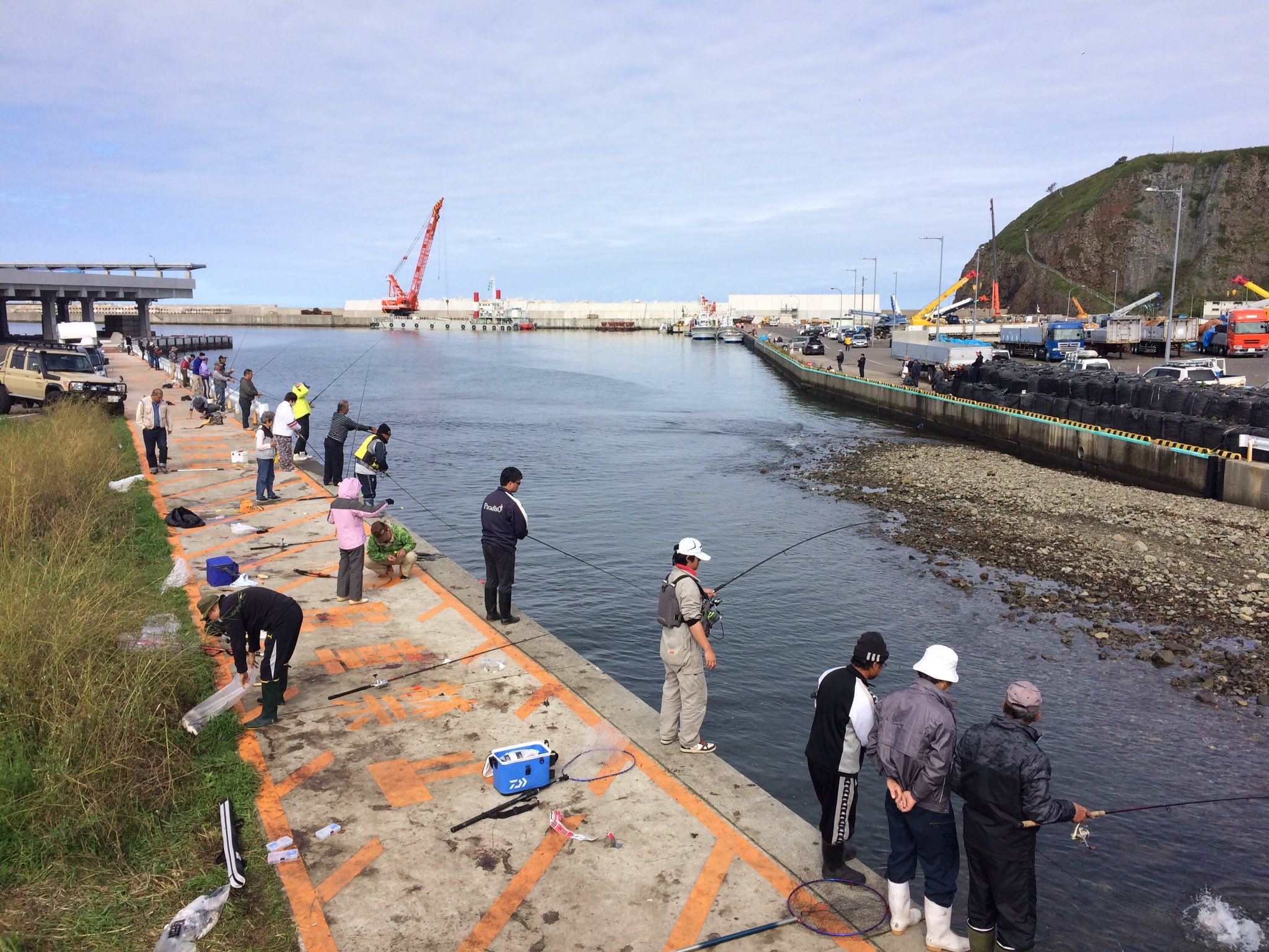 流氷なび 釣りなび 知床 カラフトマス釣りで人がいっぱい ペレケ川河口 斜里町ウトロ T Co Glqftwaf5d Twitter
