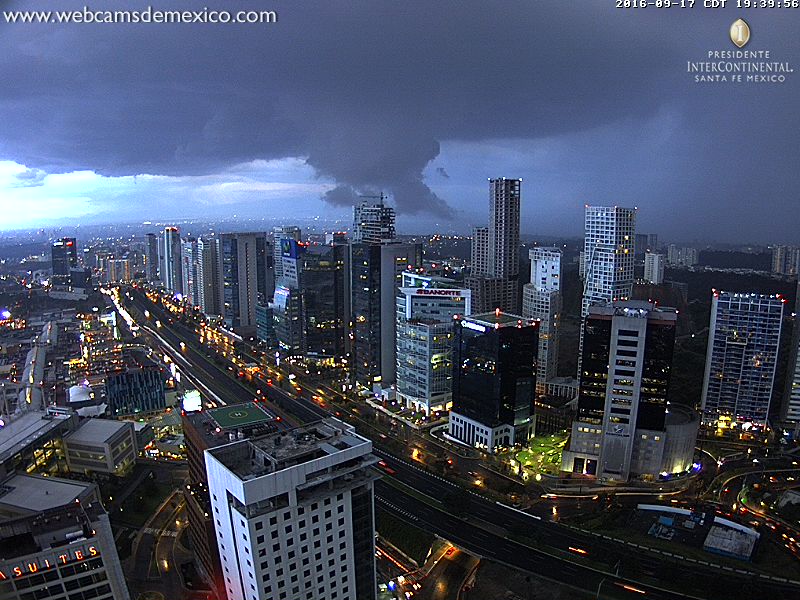 webcamsdemexico's tweet photo. OJO Notar la nube en este momento en la Ciudad de México vista desde Santa Fe https://t.co/zHobOSwsg6