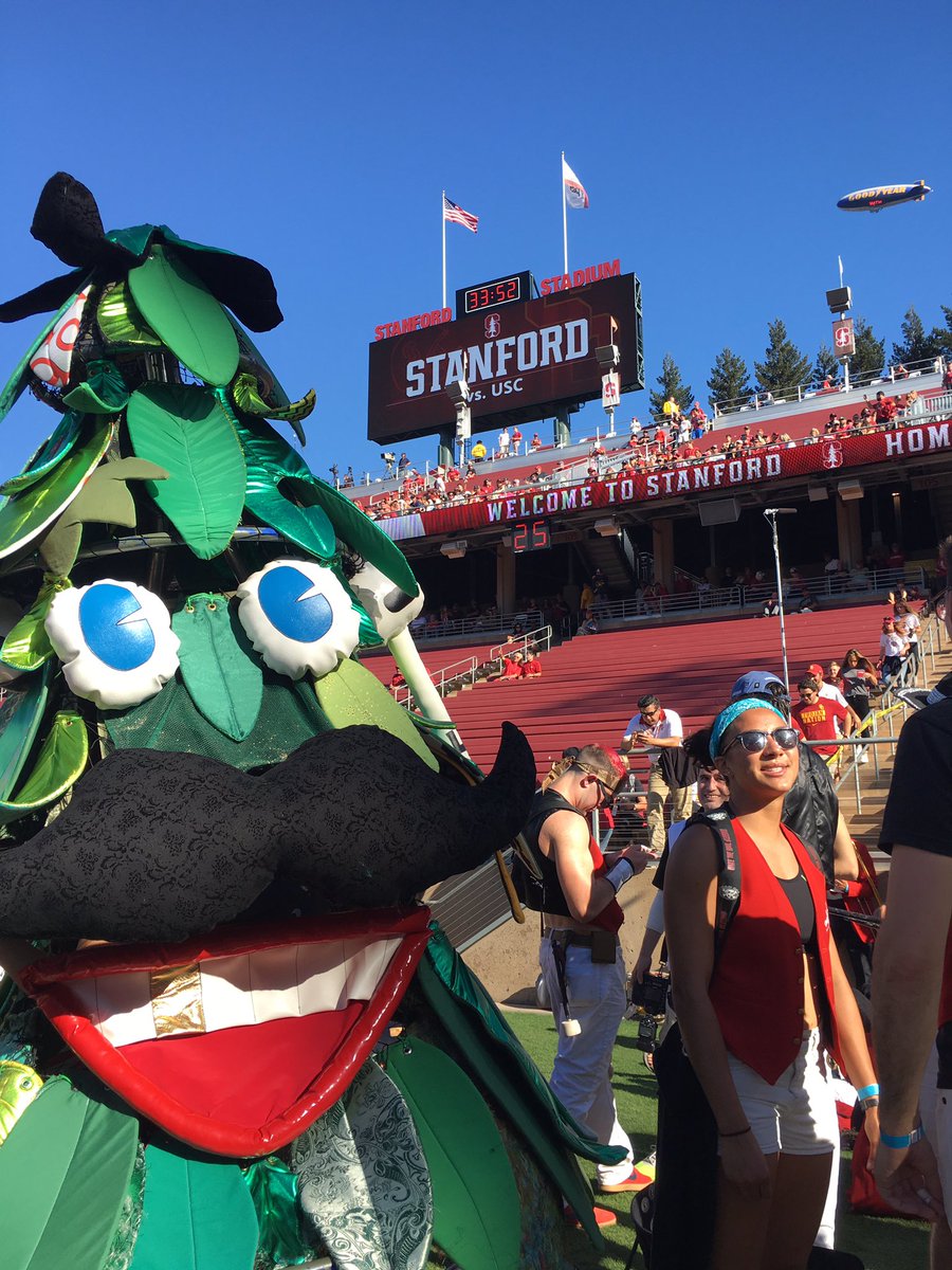 GoodyearBlimp's tweet photo. #Blimpselfie w/ @DaStanfordTree at #USCvsSTAN Last seen w/ #WF1 in Bristol, CT https://t.co/VRgDQmUfAW #blimpworthy https://t.co/tYjOJygtJe