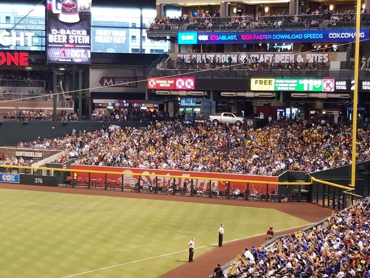 Cap_Kaveman's tweet photo. Special moment for the @Dbacks #DbacksGoGold campaign. https://t.co/AqDOawlVsi