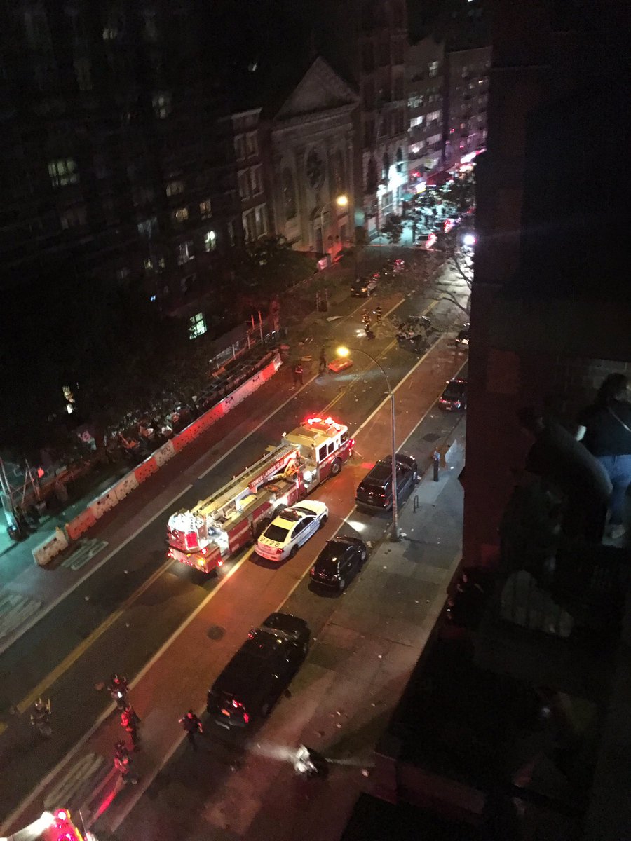 NYCFireWire's tweet photo. Manhattan *IED Explosion* W 23 St &amp; 7th Ave. Photo By: @itaycohai video by: @itaycohai https://t.co/spaIg1uCYN