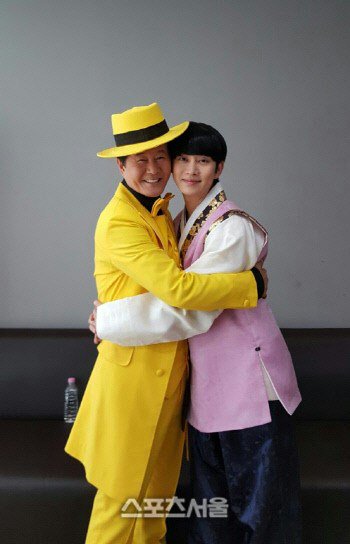 Sup3rJunior's tweet photo. 160918 Official, Heechul with Tae Jinah [2P] https://t.co/rRenSufn78 https://t.co/n5INRUaULl