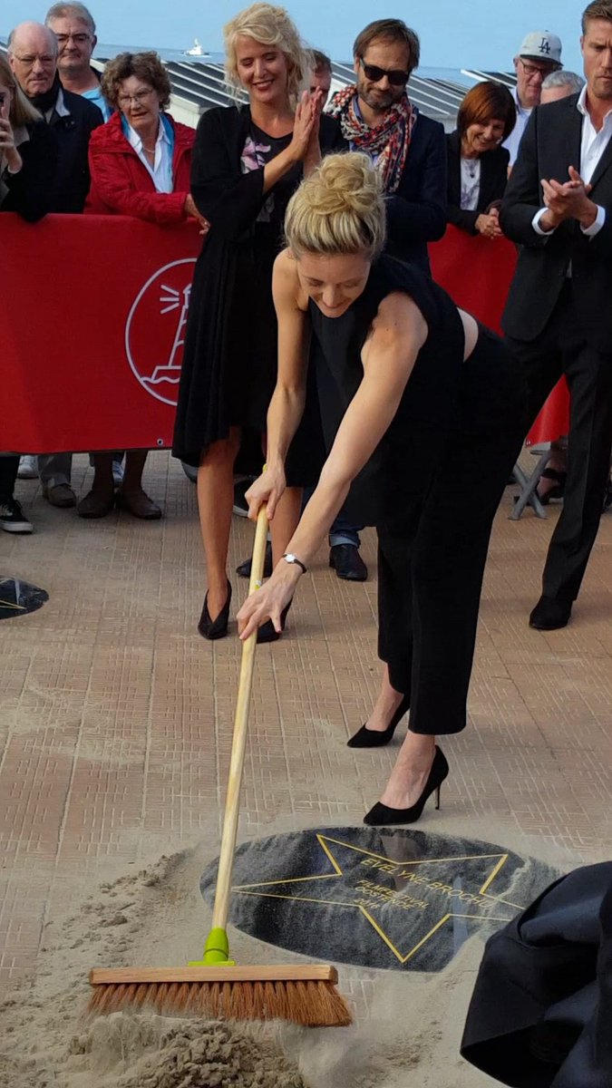 ebroenespanol's tweet photo. Más fotos de #EvelyneBrochu en #FFO16 hoy tomadas por suuskev (Tumblr)! https://t.co/tfI6TxFQqg #LePasseDevantNous https://t.co/MHqIRaIRa2