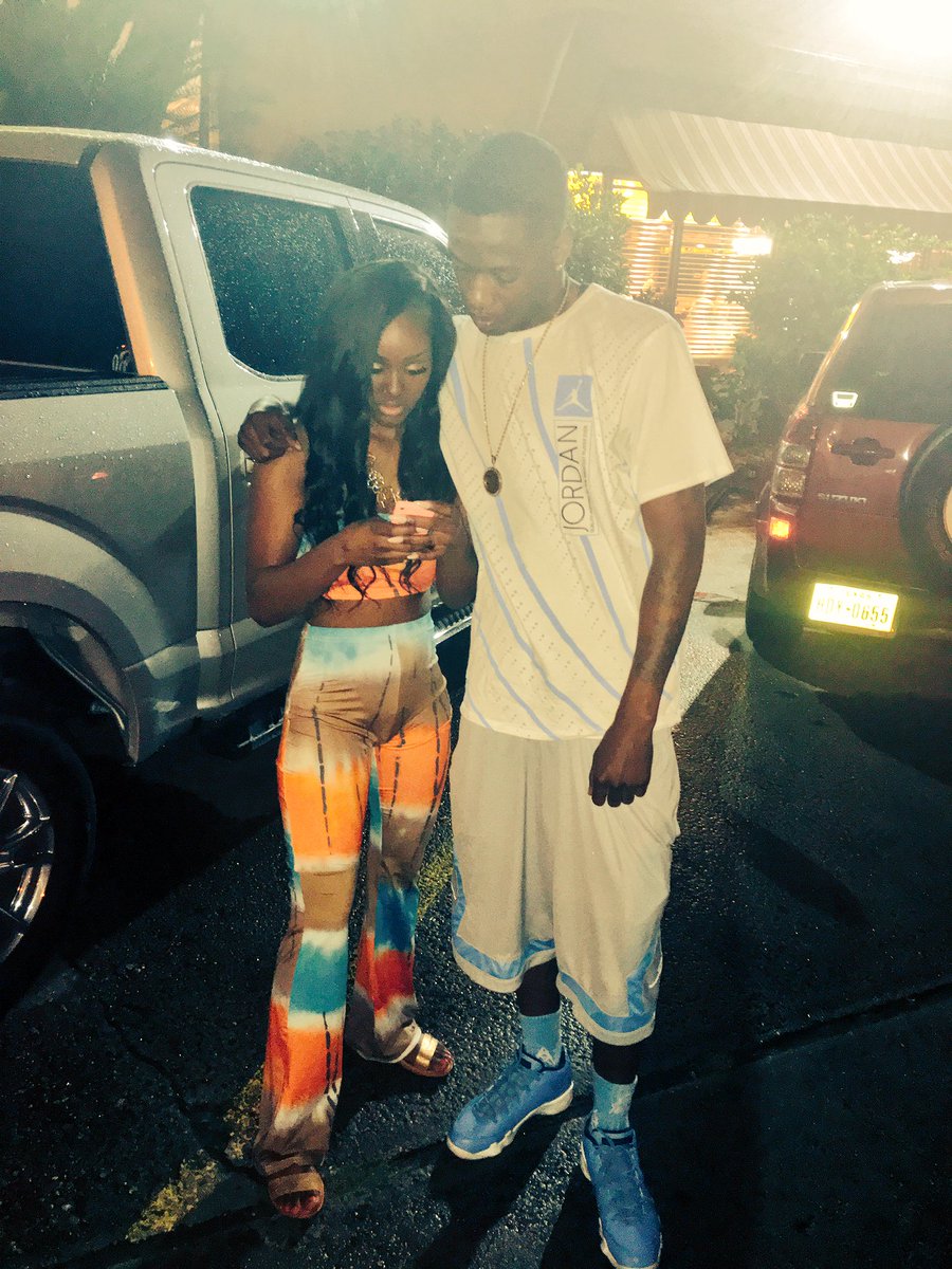 s4rollxn's tweet photo. The best pic we could get 😩😂 let the festivities begin. Happy birthday lil sis 😘 https://t.co/HBT1OeJsAg