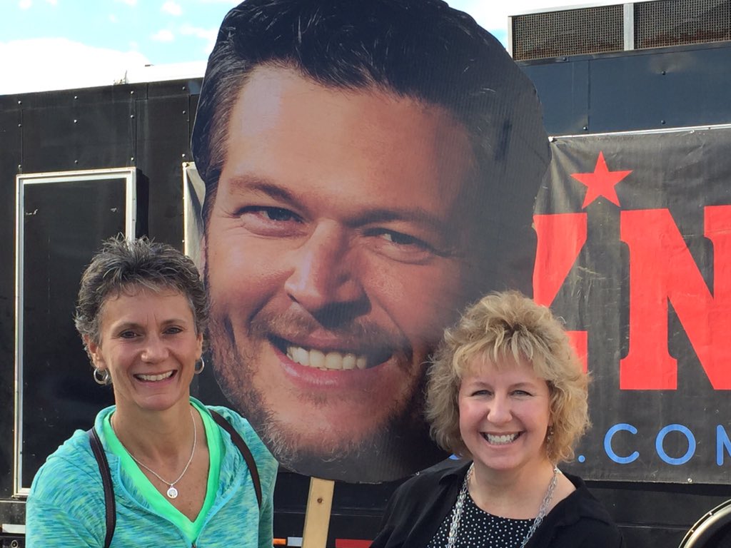 dkd33's tweet photo. Blake Shelton AND mini- donuts ....what a great night!!! :) #BSStPaul2 https://t.co/w79wKCeSQv
