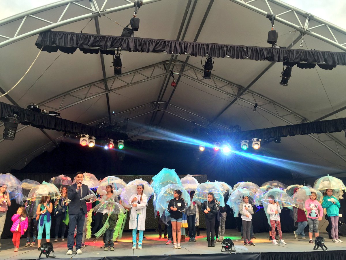 ☔️Looks like there is chance of thunderstorms <a href="/calgaryzoo/">Calgary Zoo</a>😉<a href="/Cybermentor/">Cybermentor</a> #bekernight #parade #yycevents