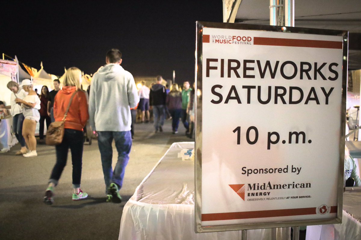 downtownDSMUSA's tweet photo. What's a celebration without fireworks? 💥Thank you to @MidAm_EnergyCo for sponsoring tonight's show. #WFMF2016 https://t.co/kNfWc5I7dY